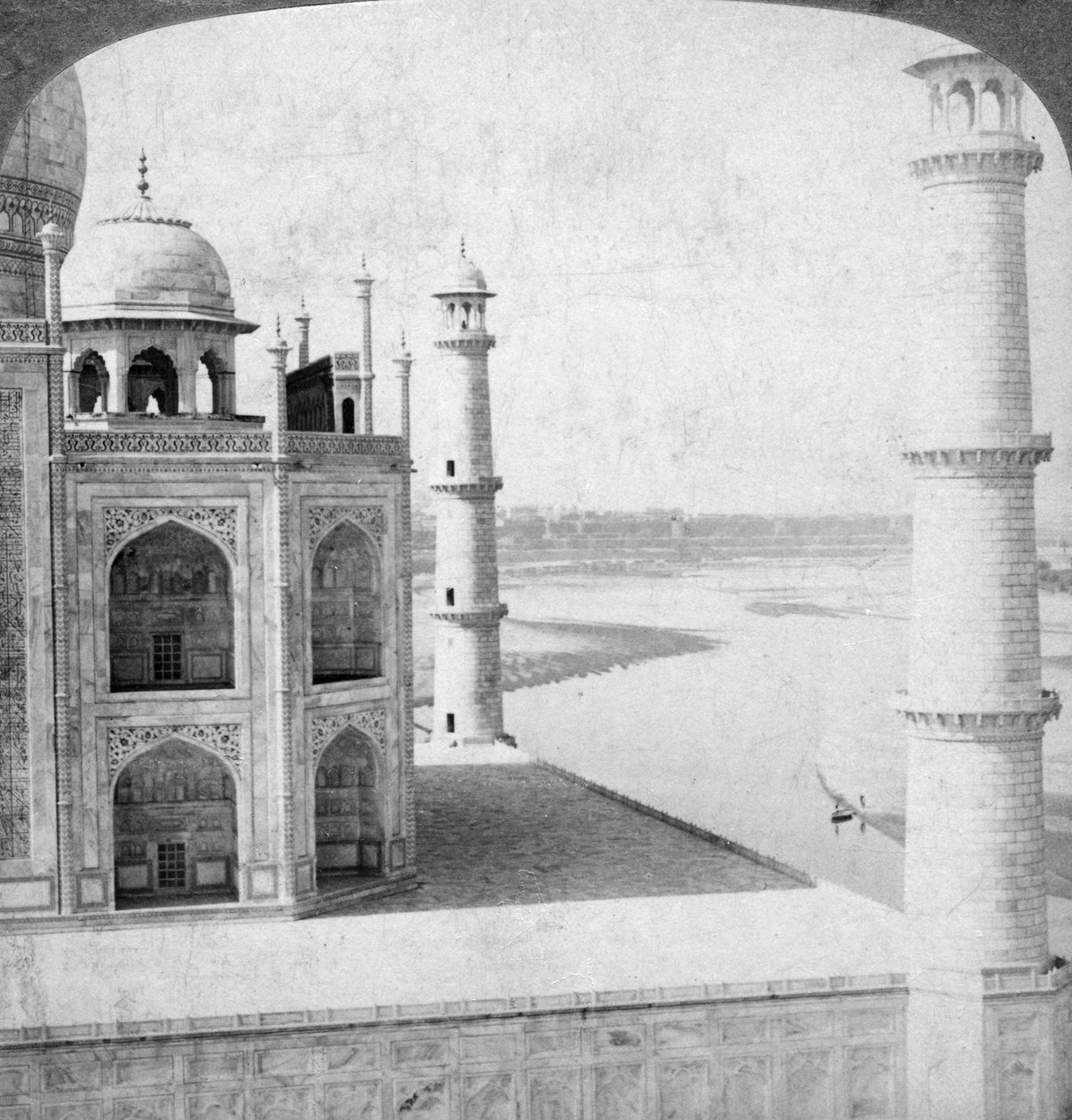 Olhando para o noroeste do Taj Mahal até o rio Jumna até Agra, Índia, 1903. de Underwood and Underwood
