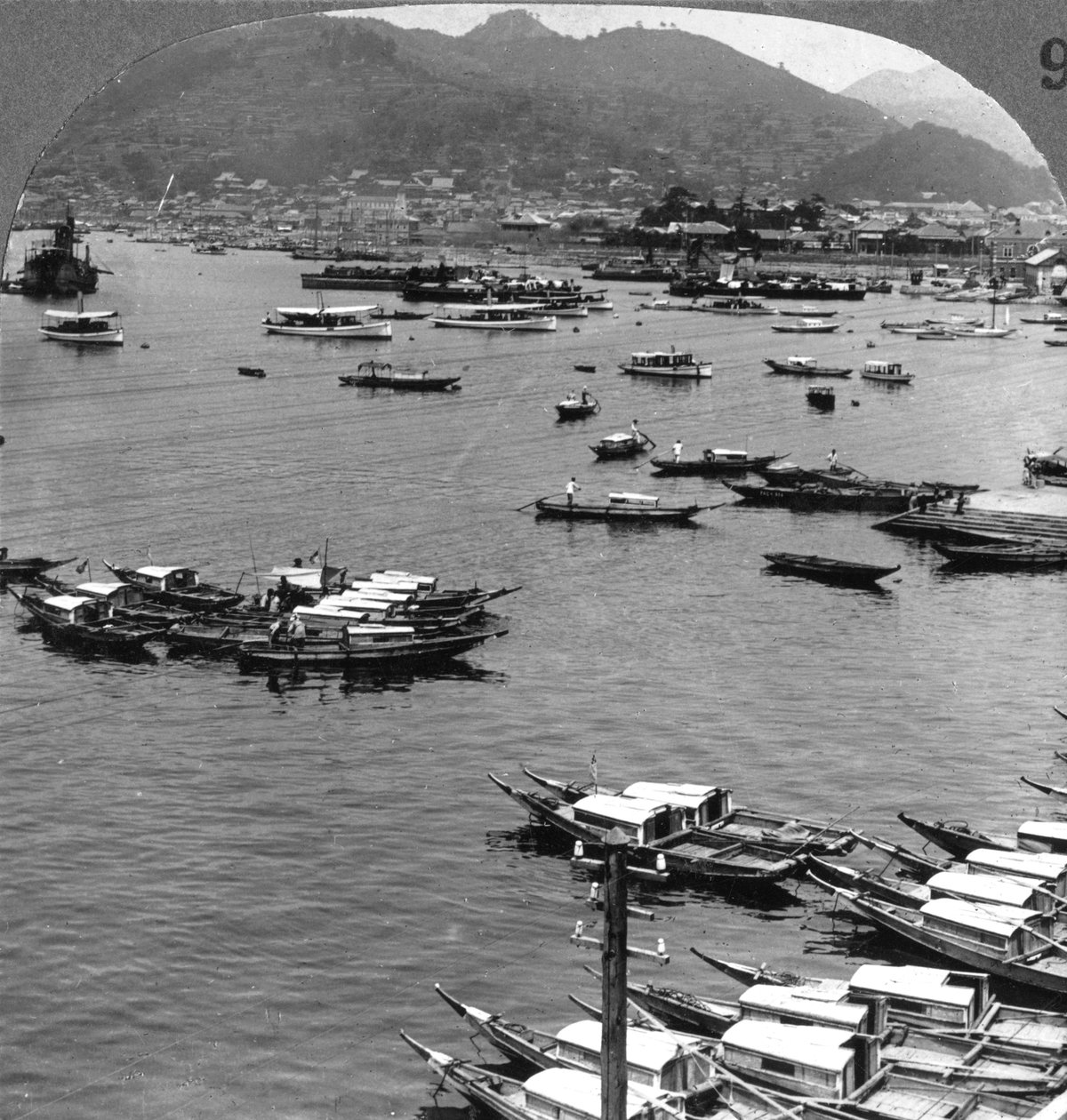 Olhando para o norte sobre navios no porto de Nagasaki, Japão, 1904. de Underwood and Underwood