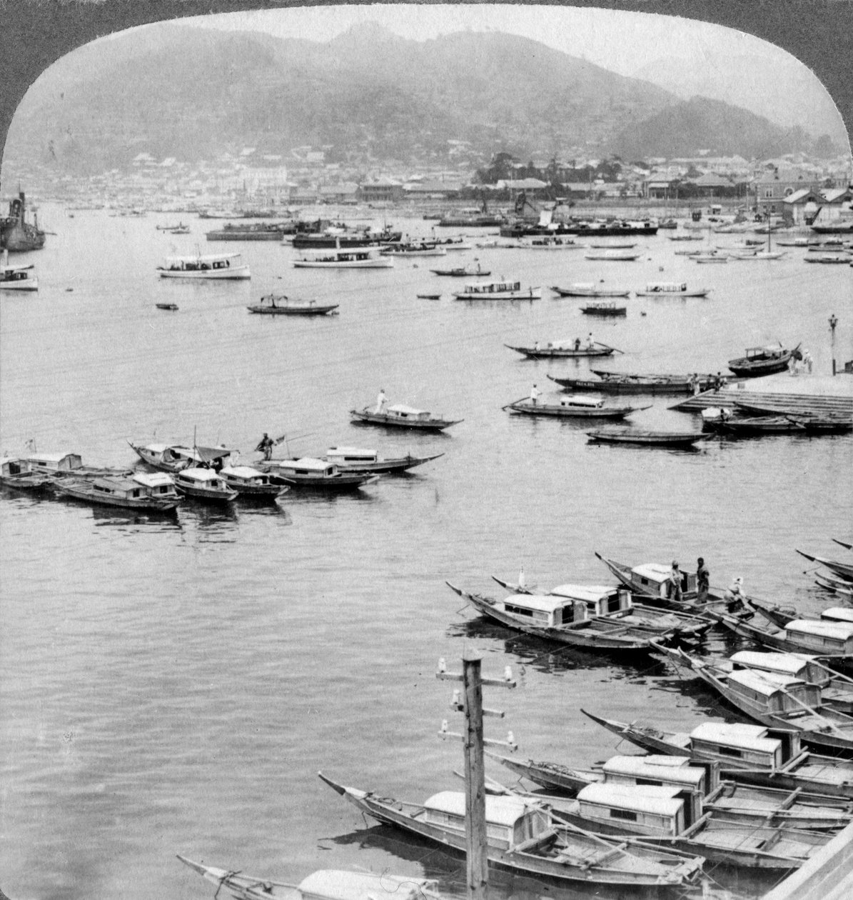 Olhando para o norte sobre navios no porto de Nagasaki, Japão, 1904. de Underwood and Underwood