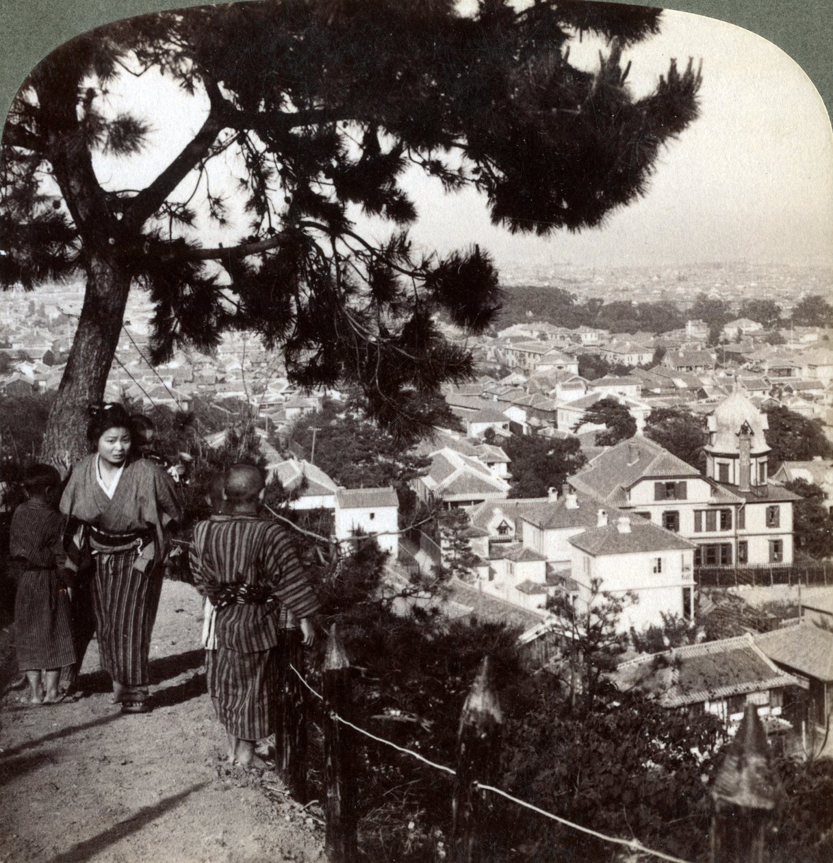 Olhando para o sudeste das alturas coroadas de pinheiros de Suwa-yama sobre Kobe, Japão, 1904 de Underwood and Underwood