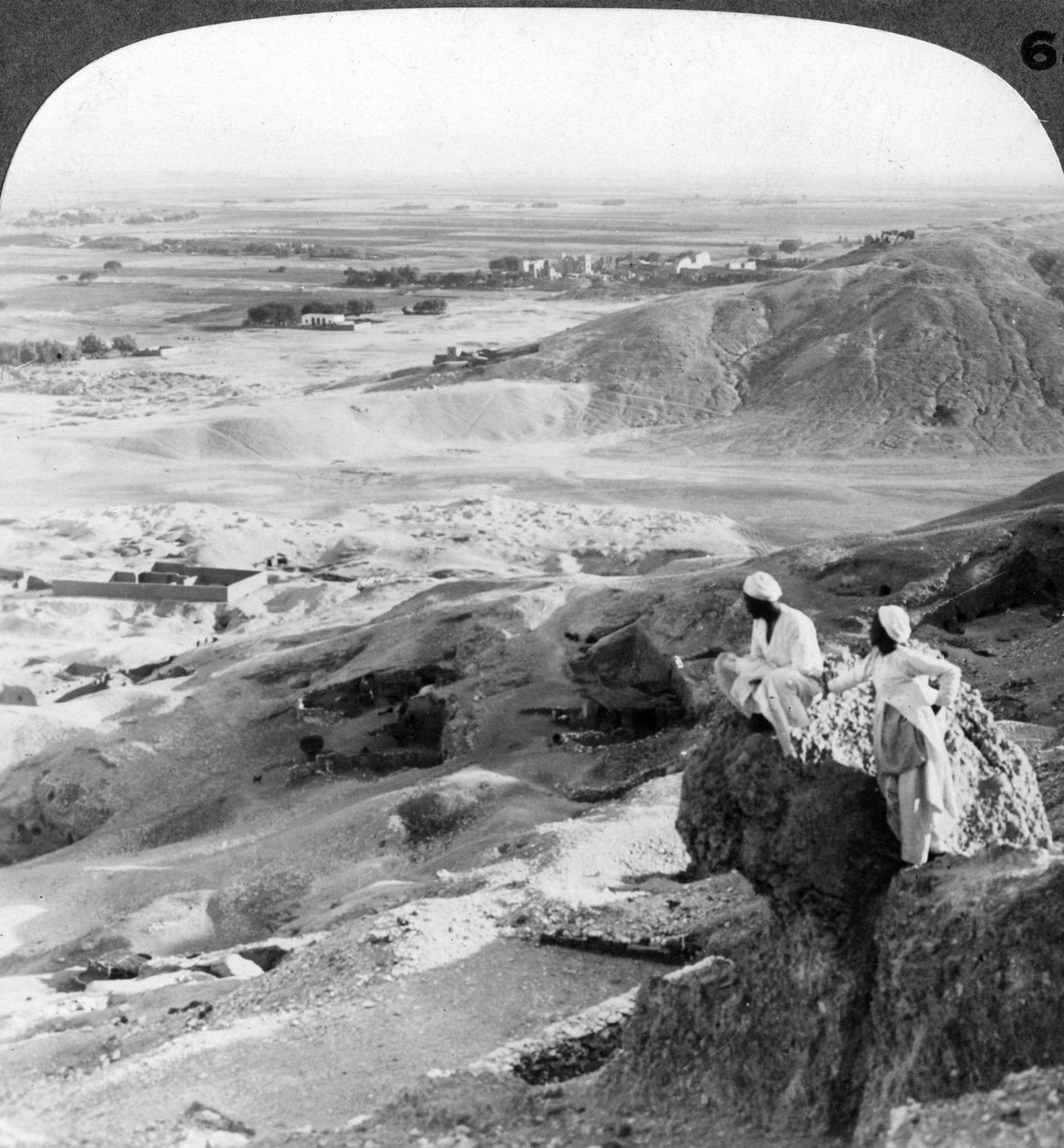 Olhando para o sul sobre a planície de Theban e os Templos de Medinet Habu, Egito, 1905. de Underwood and Underwood