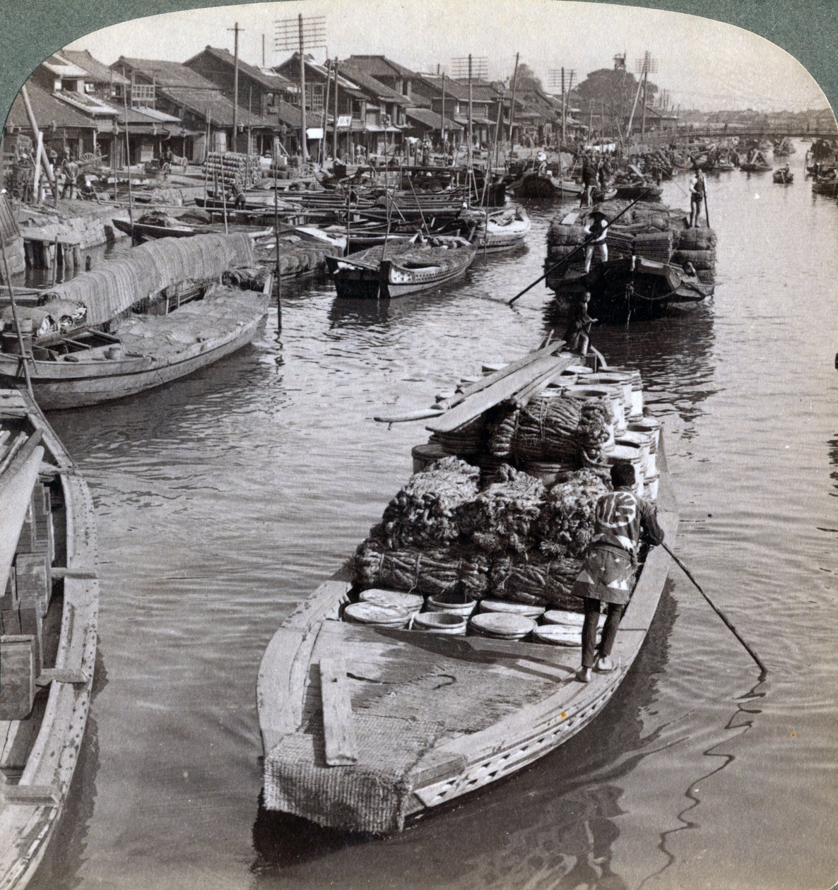 Olhando para o oeste da ponte Nihon Bashi, em direção ao centro de Tóquio, Japão, 1904 de Underwood and Underwood