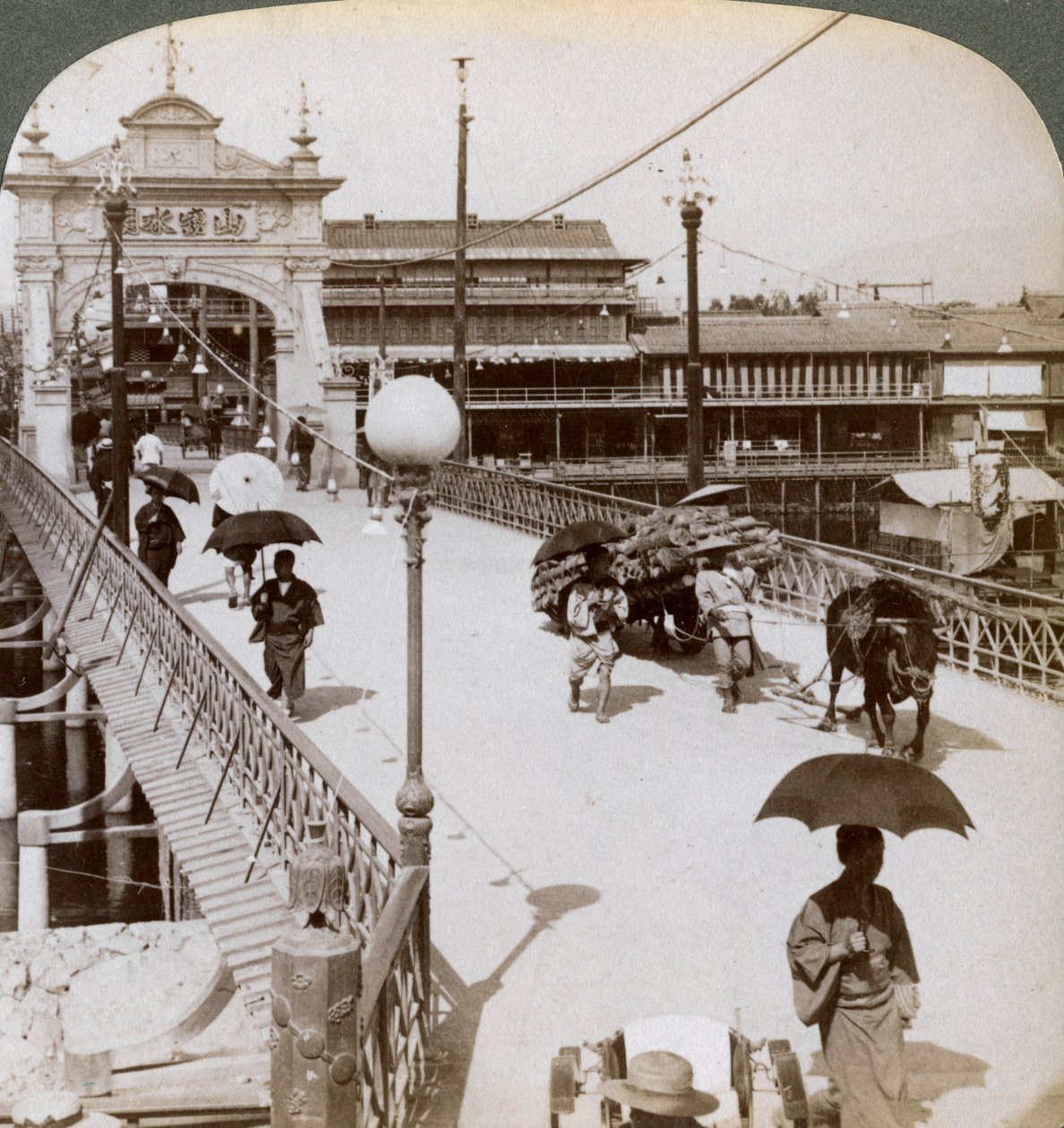 Olhando para o oeste sobre o rio Kamo Kamogawa na ponte de Shijo, Kyoto, Japão, 1904. de Underwood and Underwood