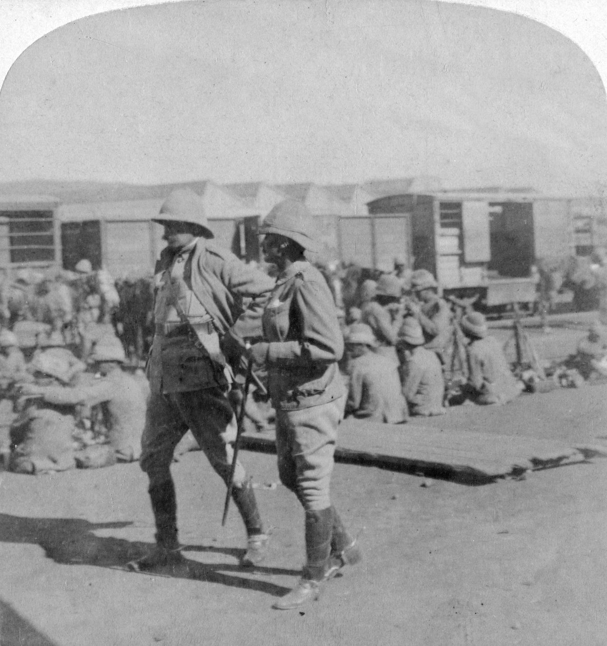 Lord Kitchener e General Pole-Carew na estação ferroviária de Pretória, África do Sul, 5 de junho de 1901. de Underwood and Underwood