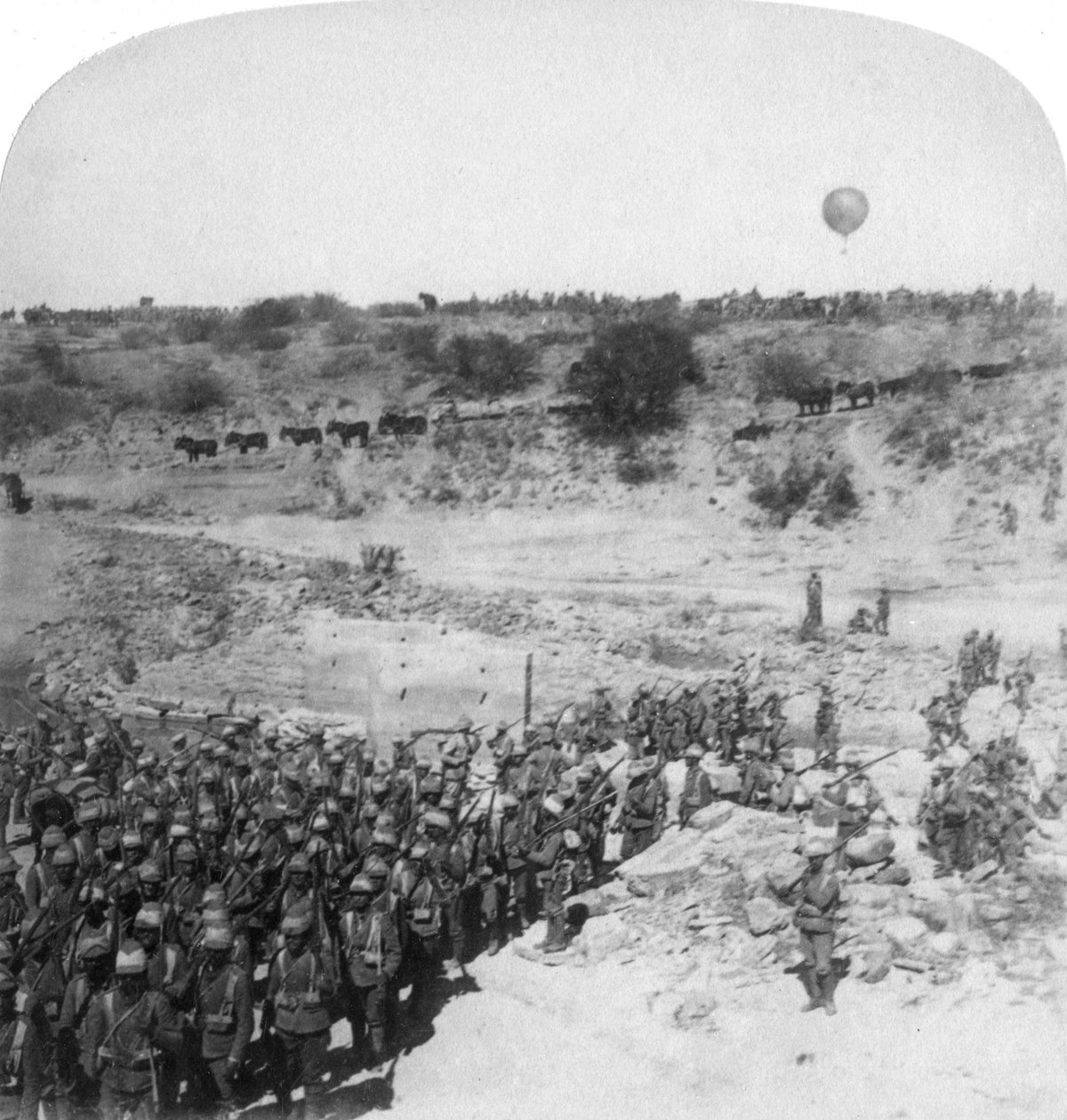 Infantaria de Lord Roberts atravessando o rio Zand, África do Sul, 1900 de Underwood and Underwood