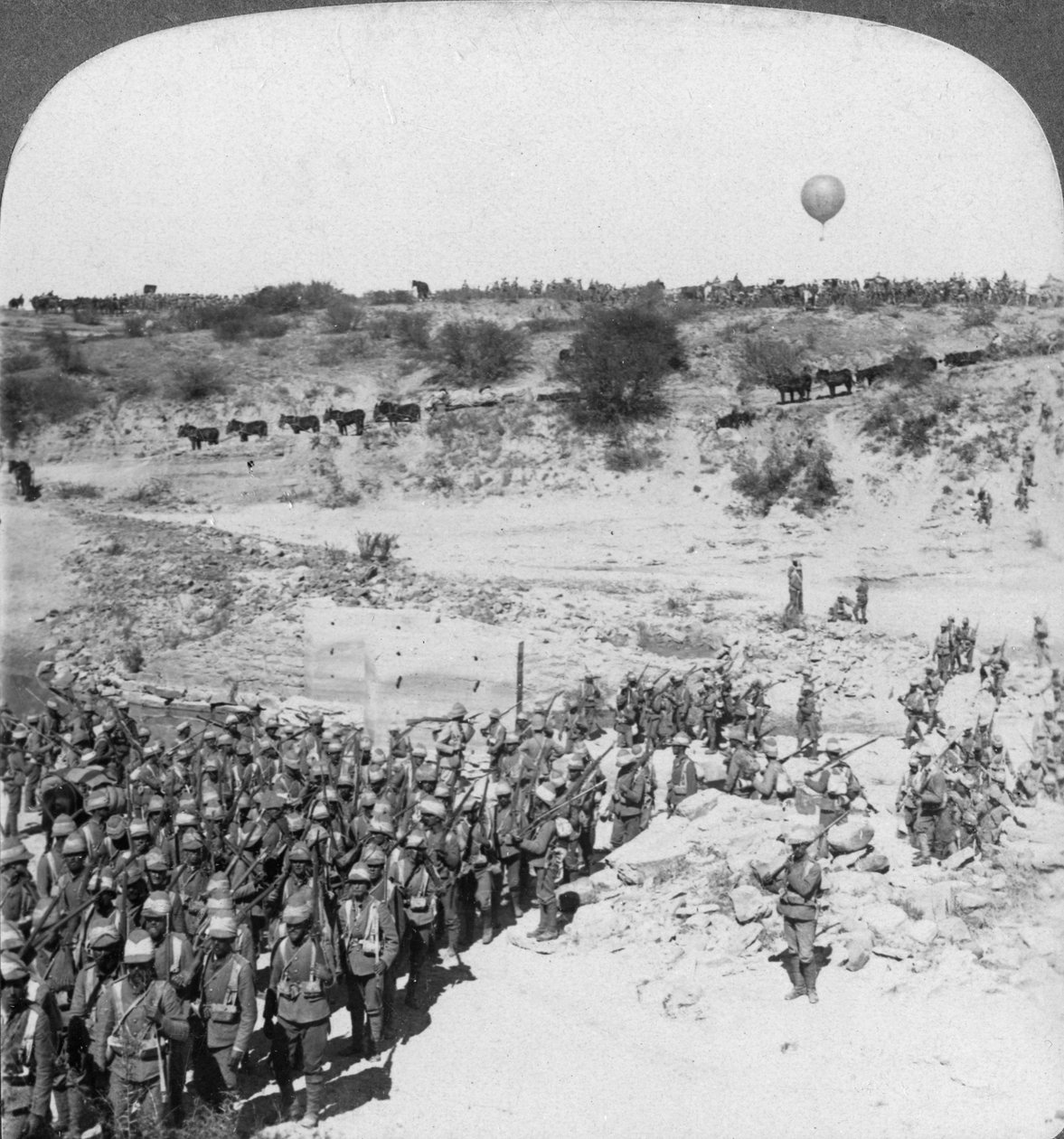 Infantaria de Lord Roberts que cruza o rio Zand, África do Sul, c1900s. de Underwood and Underwood