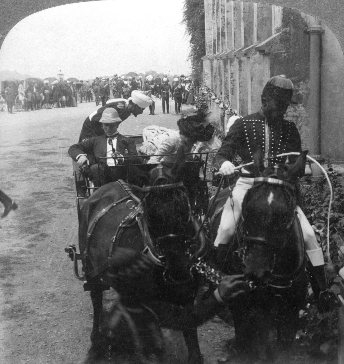 Lord e Lady Curzon na Igreja de Cristo, Simla, Índia, 1903. de Underwood and Underwood