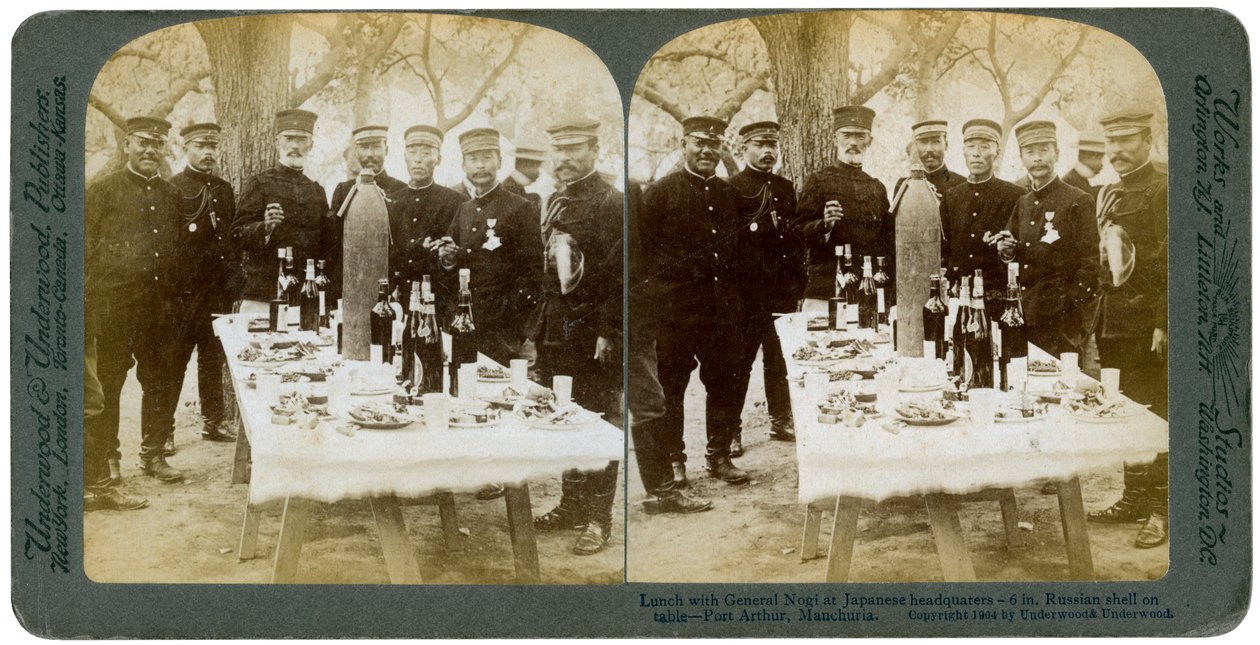 Almoço com o general Nogi na sede japonesa, Port Arthur, Manchúria, 1904. de Underwood and Underwood