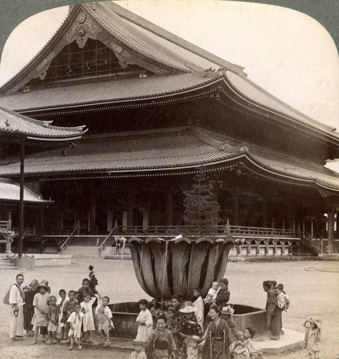 Frente principal de Higashi Hongan-ji, o maior templo budista do Japão, Kyoto, 1904. de Underwood and Underwood
