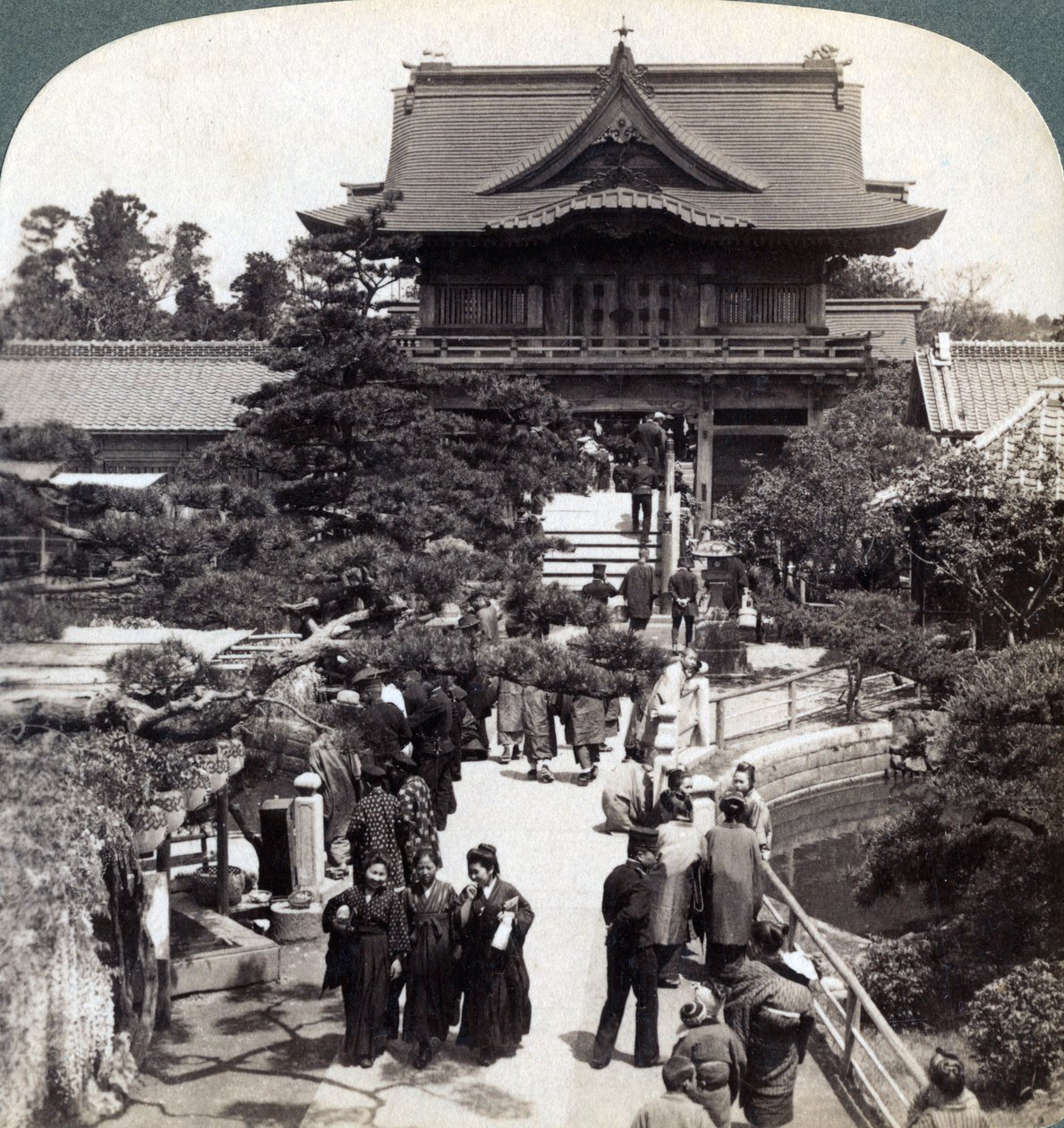Porta principal do templo de Kameido, Tóquio, Japão, 1904 de Underwood and Underwood