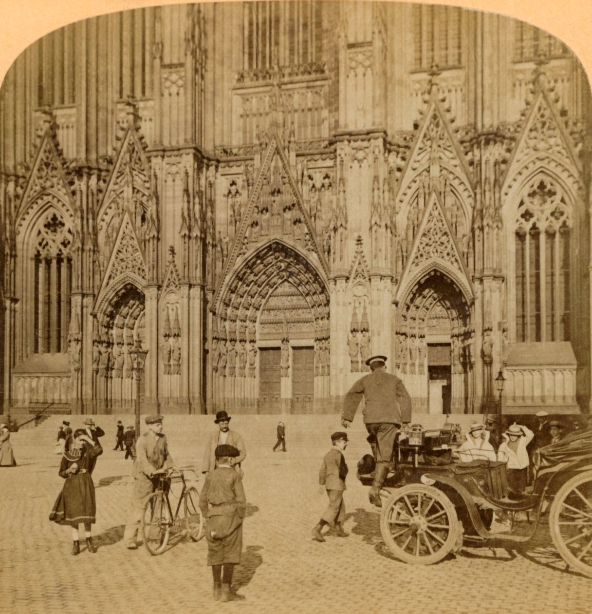 Portal principal e fachada elaboradamente ornamentada, Catedral, Colônia, Alemanha, 1902. de Underwood and Underwood