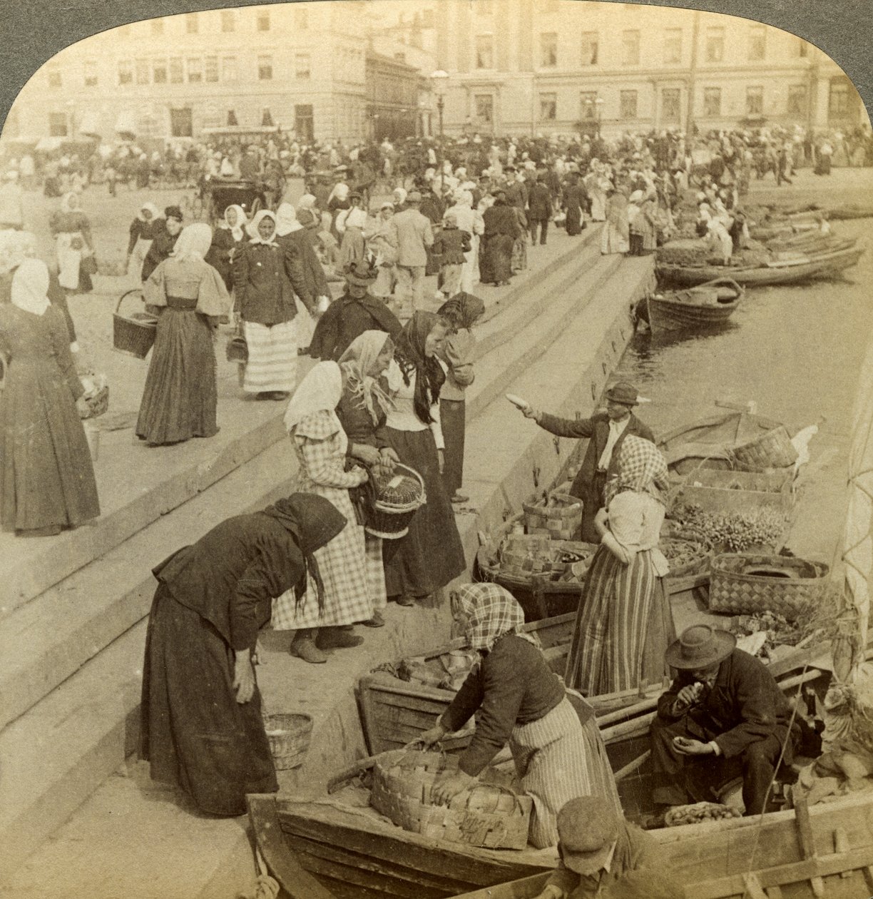 Barcos de mercado, Helsínquia, Finlândia. de Underwood and Underwood