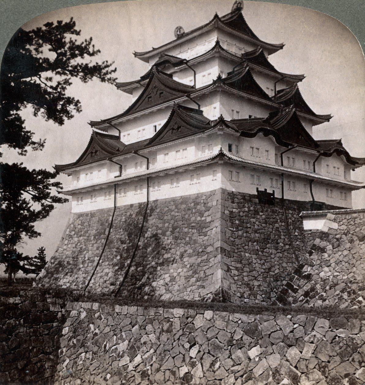 Castelo medieval moated de príncipes japoneses, usado ocasionalmente pelo Mikado Nagoya, Japão, 1896 de Underwood and Underwood