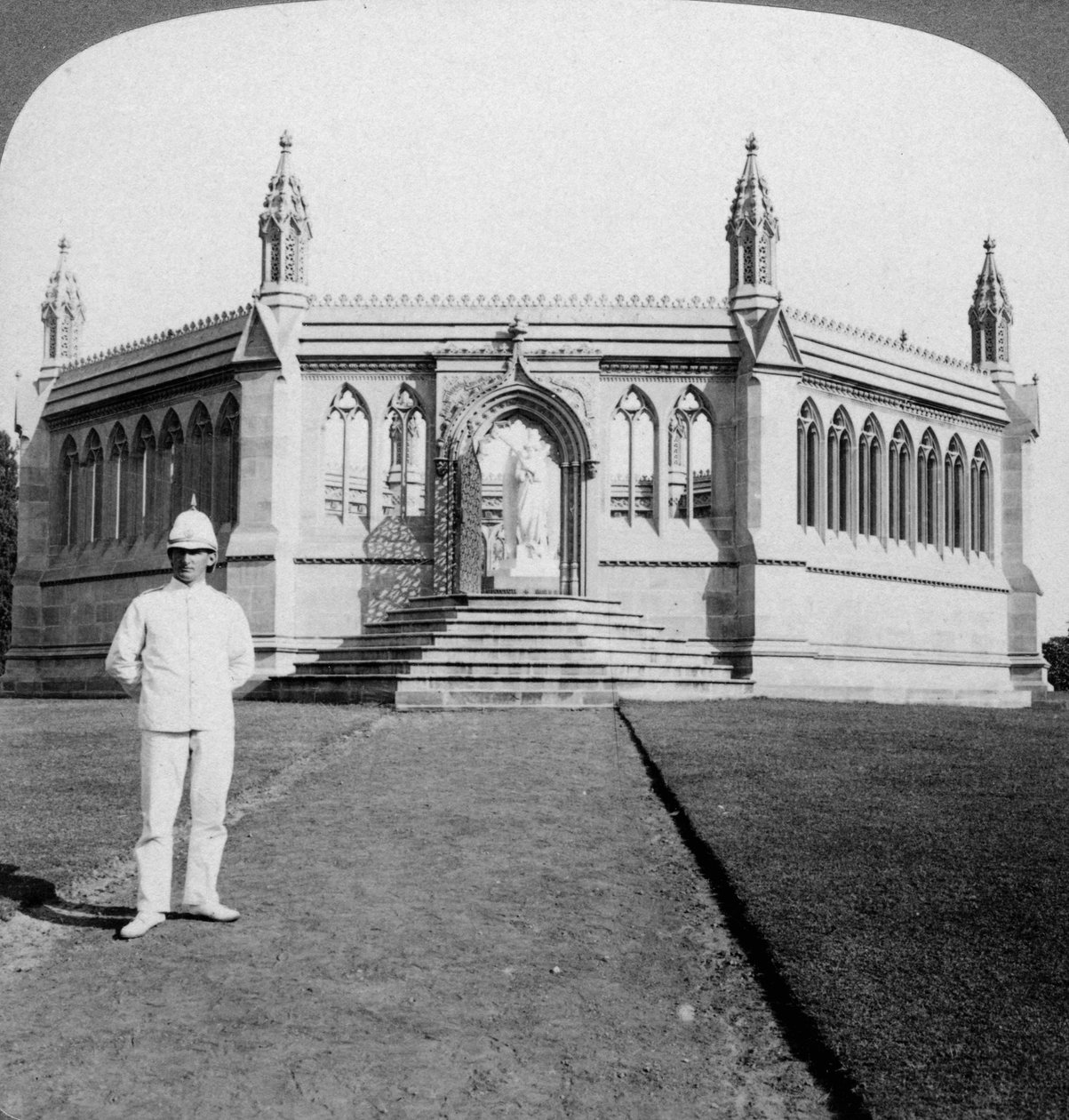 Memorial às mulheres e crianças britânicas assassinadas durante o motim indiano, Cawnpore, Índia, 1903. de Underwood and Underwood