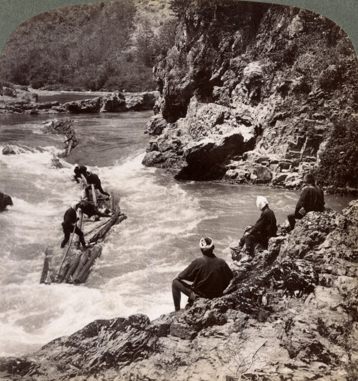 Homens em uma balsa de madeira, atirando no Hozu Rapids no rio Katsura, Kyoto, Japão, 1904 de Underwood and Underwood