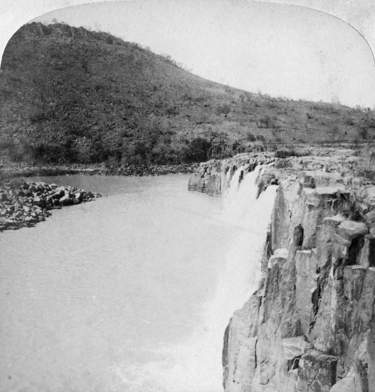 Quedas médias do rio Tugela de um Boer laager, perto de Colenso, África do Sul, 2ª Guerra dos Boer, 1901 de Underwood and Underwood