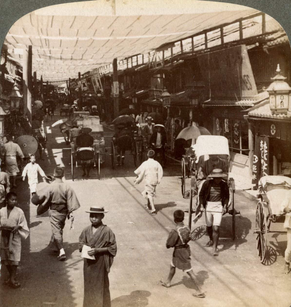 Tráfego de verão sob os toldos de Shijo Bashidori, uma rua movimentada de Kyoto, Japão, 1904 de Underwood and Underwood