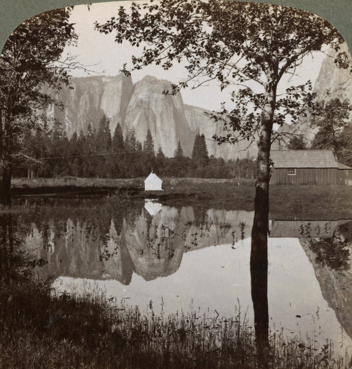 Espelhe a vista de rochas da catedral, vale de Yosemite, Califórnia, EUA, 1902. de Underwood and Underwood