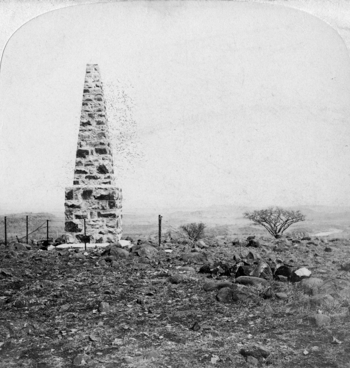 Monumento aos 27º Inniskillings, Harts Hill, perto de Colenso, Natal, África do Sul, Guerra dos Bôeres, 1901 de Underwood and Underwood