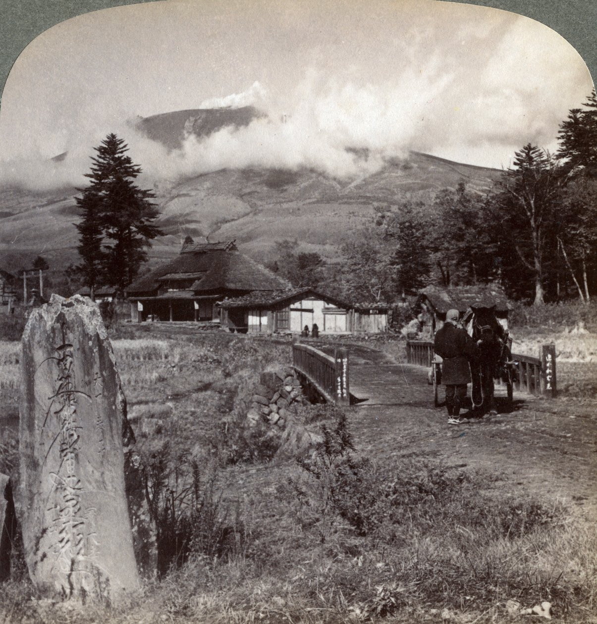 Monte Asama Asamayama, o maior vulcão ativo do Japão, a noroeste de Katsukake, 1904. de Underwood and Underwood