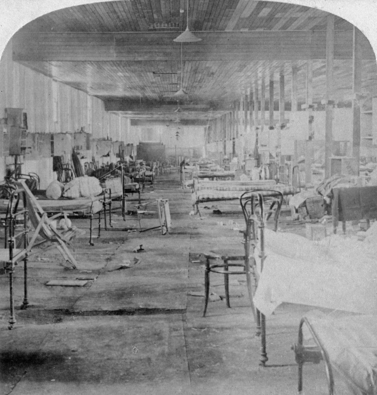 Mud Hall, a última prisão ocupada pelos oficiais britânicos em Pretória, África do Sul, 1901. de Underwood and Underwood