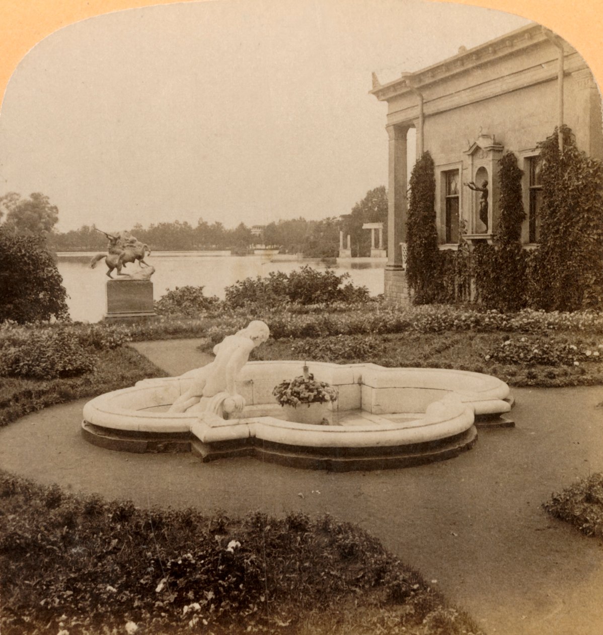 Fonte de narciso na ilha da imperatriz, parque dos colonos, jardins do palácio de Peterhof, Rússia, 1898. de Underwood and Underwood