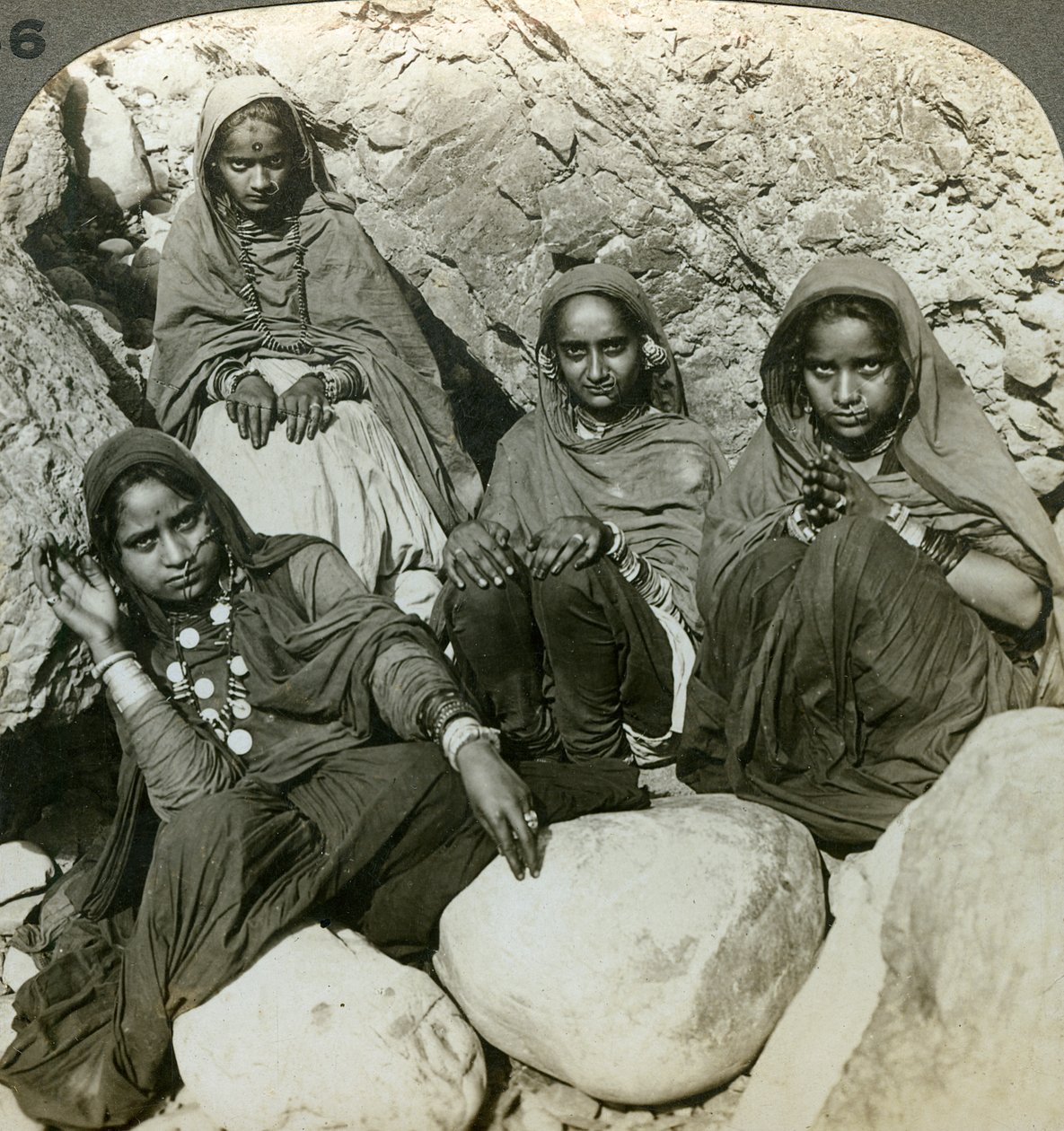 Meninas nativas de Bhujji, rio Sutlej, Himalaia, Índia, c1900s. de Underwood and Underwood