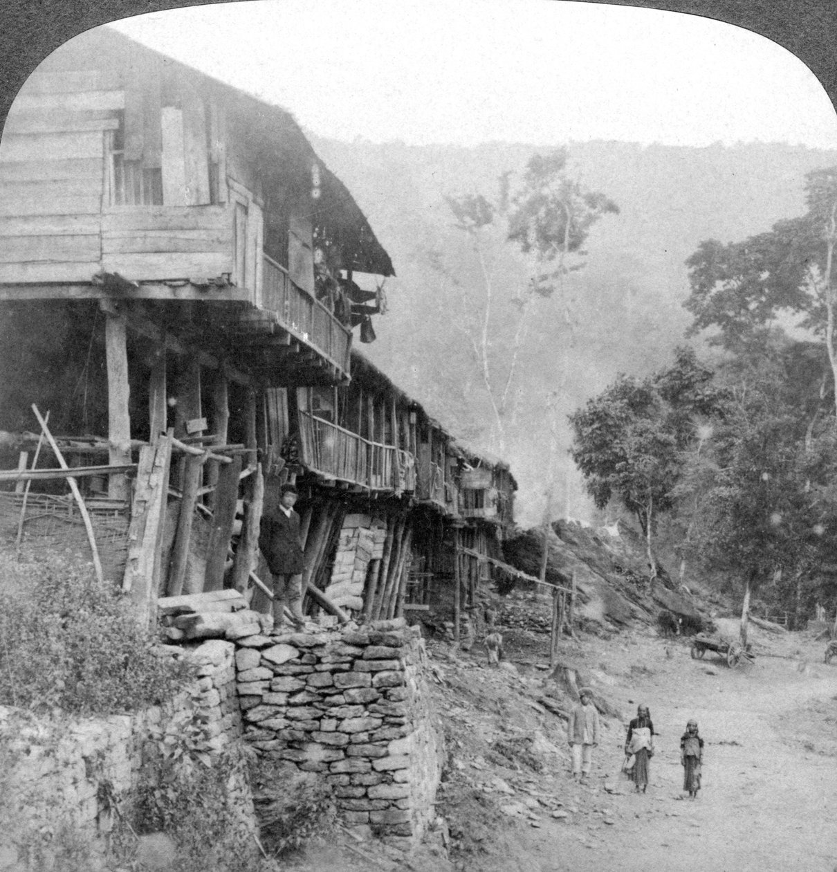 Aldeia nativa, ponte Teesta perto de Darjeeling, Índia, 1903 de Underwood and Underwood