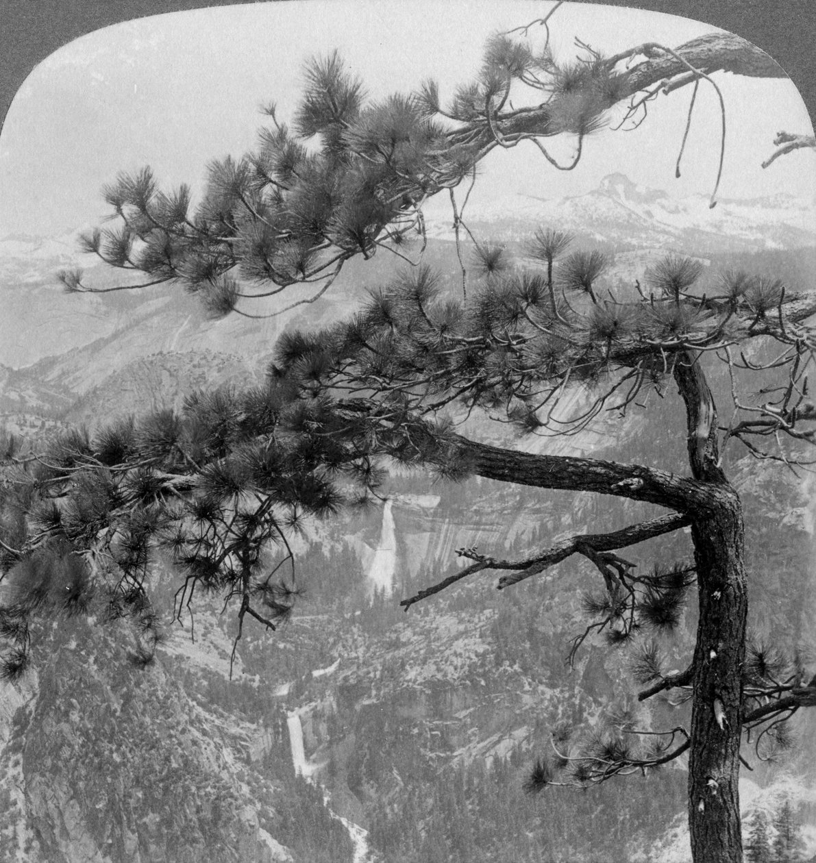 Quedas de Nevada, Vernal Falls e Liberty Cap, Vale de Yosemite, Califórnia, EUA, 1902 de Underwood and Underwood