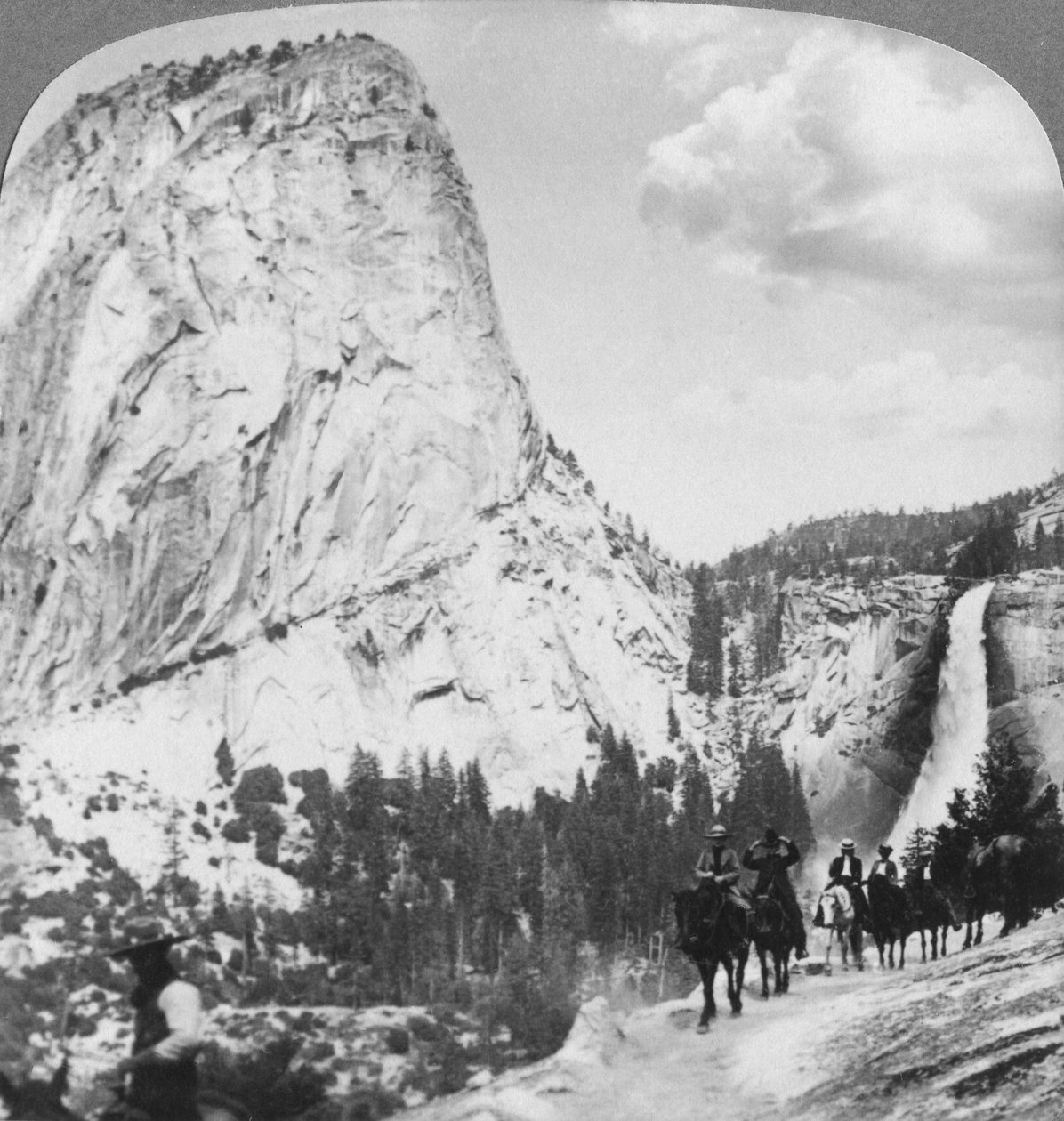Nevada Falls e Liberty Cap de uma trilha, vale de Yosemite, Califórnia, EUA, 1902 de Underwood and Underwood