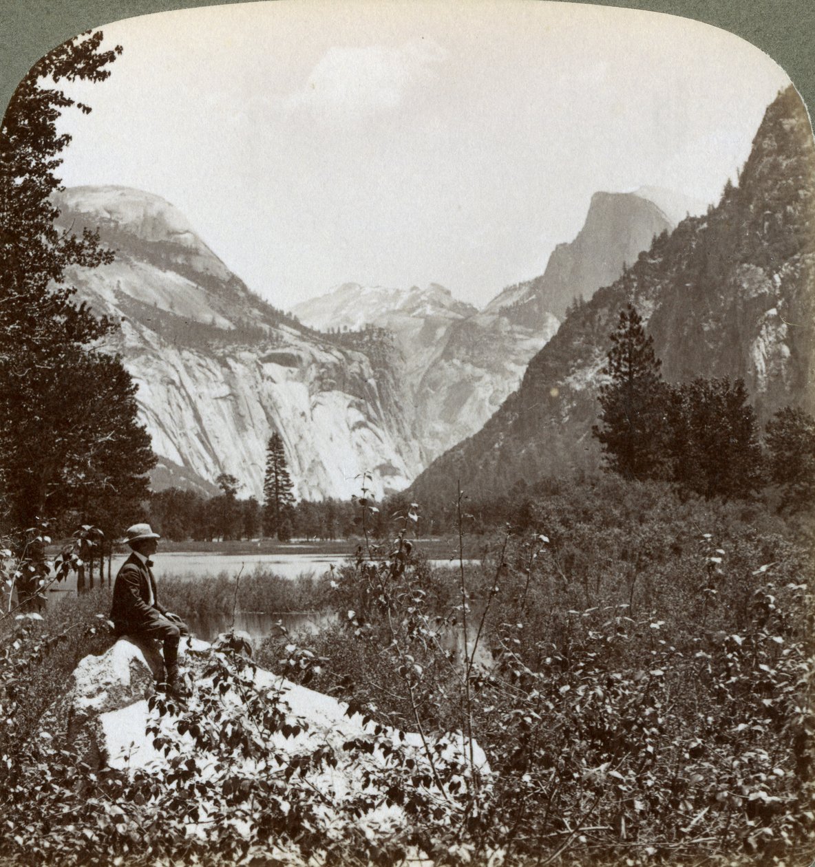 North Dome, Half Dome e Cloud Rest, Vale de Yosemite, Califórnia, EUA, 1902 de Underwood and Underwood