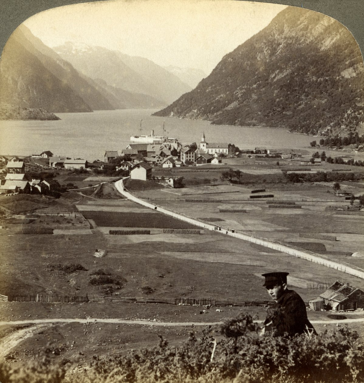 Odda, Hardangerfjord, Noruega. de Underwood and Underwood
