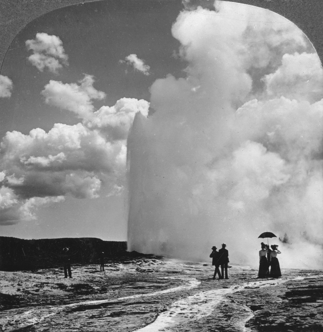 Gêiser fiel velho, parque nacional de Yellowstone, EUA, início do século XIX. de Underwood and Underwood