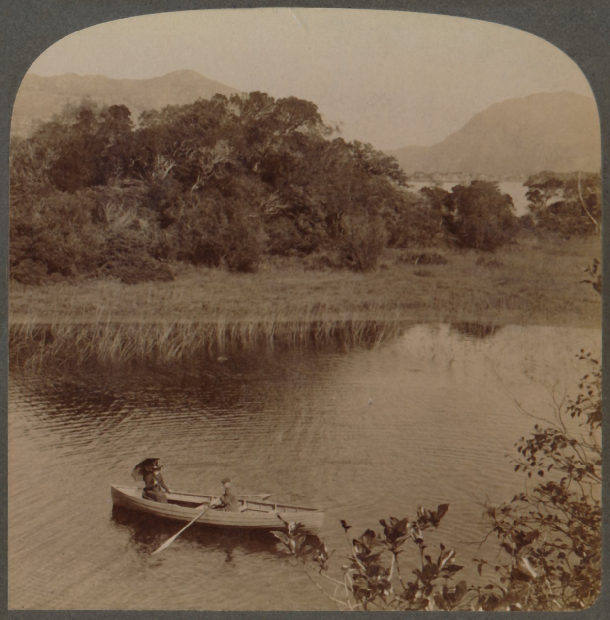 No lago superior da bonita Killarney, Irlanda, 1901. de Underwood and Underwood