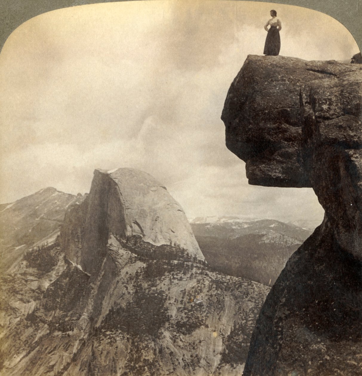 Com vista para o cenário mais grandioso da natureza - do Glacier Point NE Yosemite Valley, Cal., 1902. de Underwood and Underwood