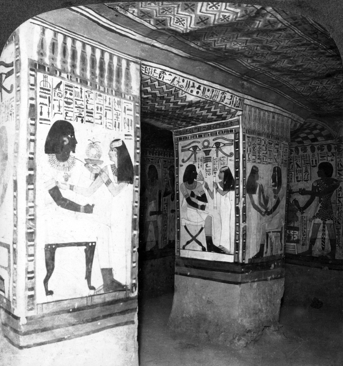 Câmara de tumba pintada talhada na rocha dos penhascos de Tebas, Egito, 1905. de Underwood and Underwood