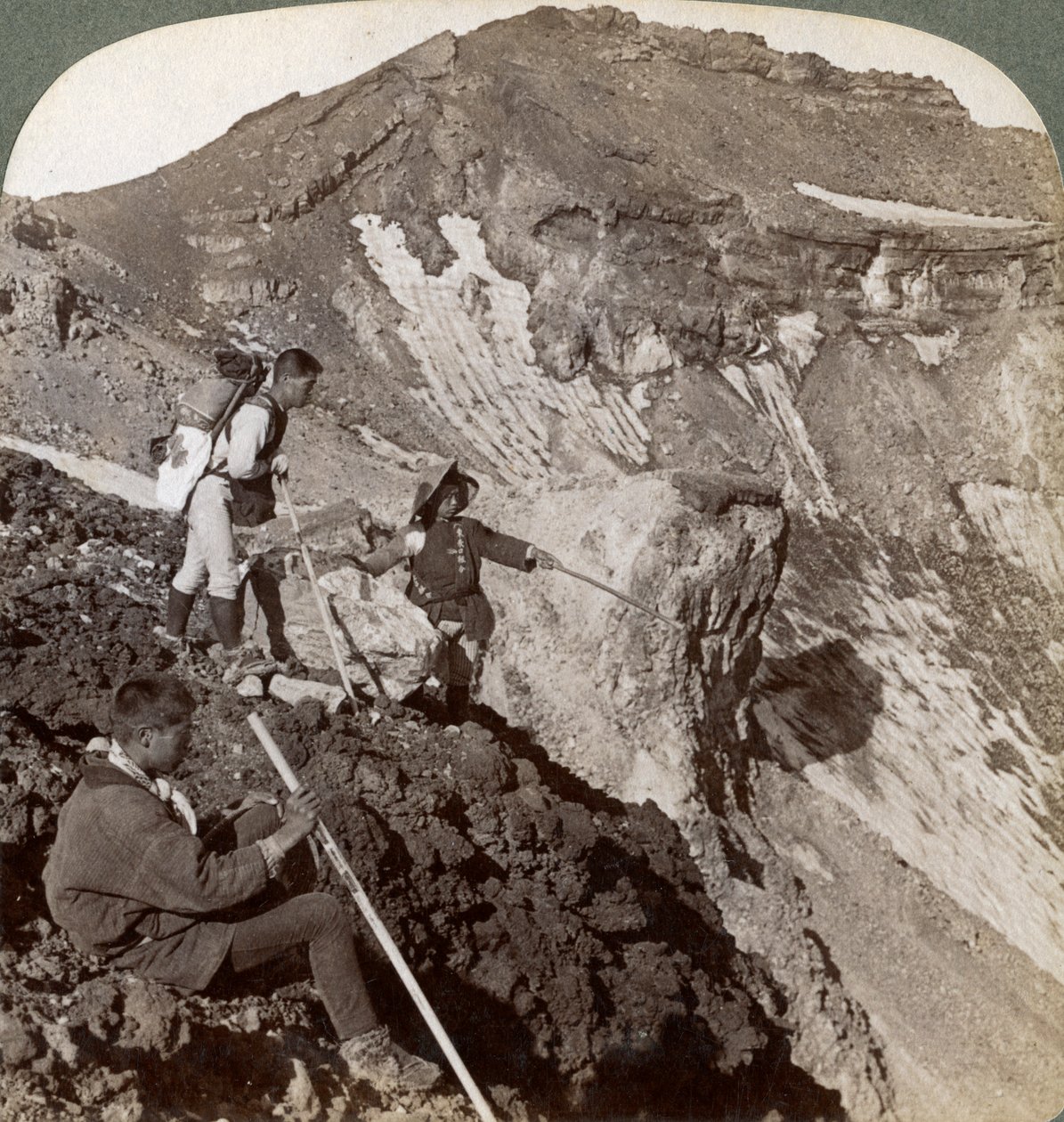 Espreitando da borda incrustada de lava na cratera do Monte Fujis Fujiyamas, Japão, 1904. de Underwood and Underwood
