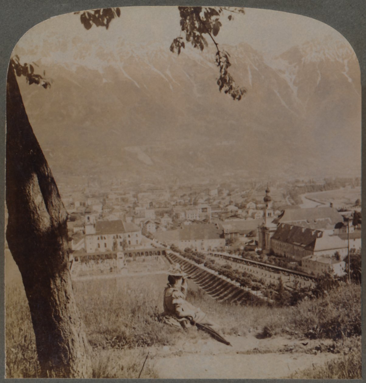 Innsbruck pitoresca, a capital do Tirol, Áustria - Abaixo dos severos Alpes da Baviera, 1898. de Underwood and Underwood