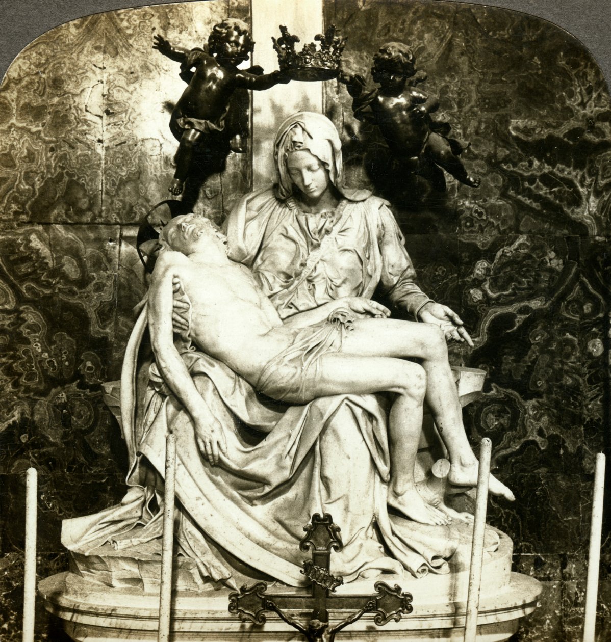 Pieta de Michelangelo, St Peters Basilica, Roma, Itália. de Underwood and Underwood