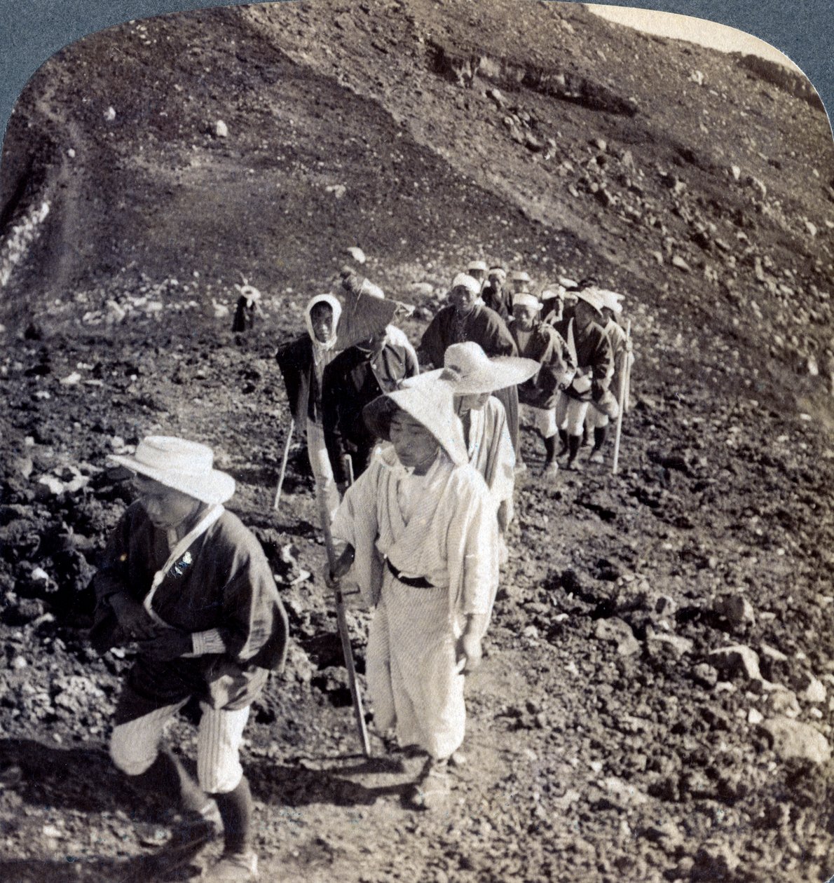 Peregrinos no final de sua subida ao Monte Fuji Fujiyama, Japão, 1904. de Underwood and Underwood