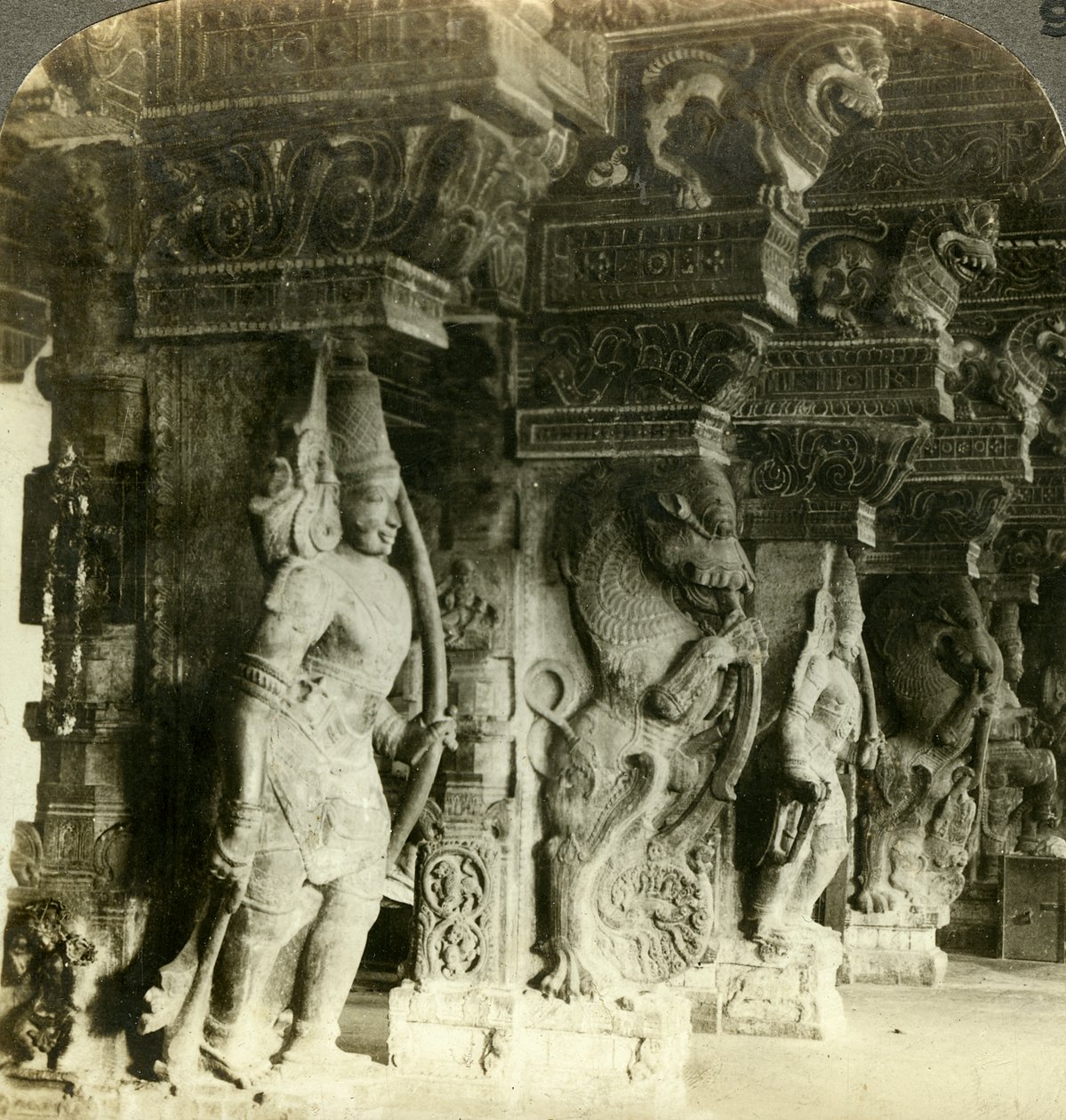 Pilares de um templo hindu, Madurai, Índia, c1900s. de Underwood and Underwood