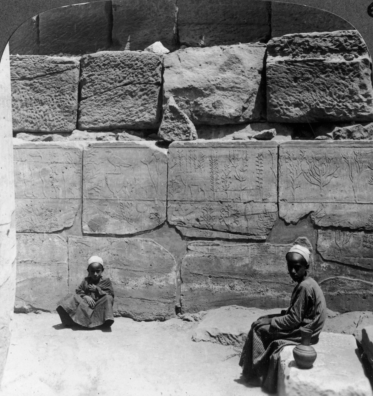 Plantas e animais trazidos da Síria pelos faraós, templo de Karnak, Egito, 1905. de Underwood and Underwood
