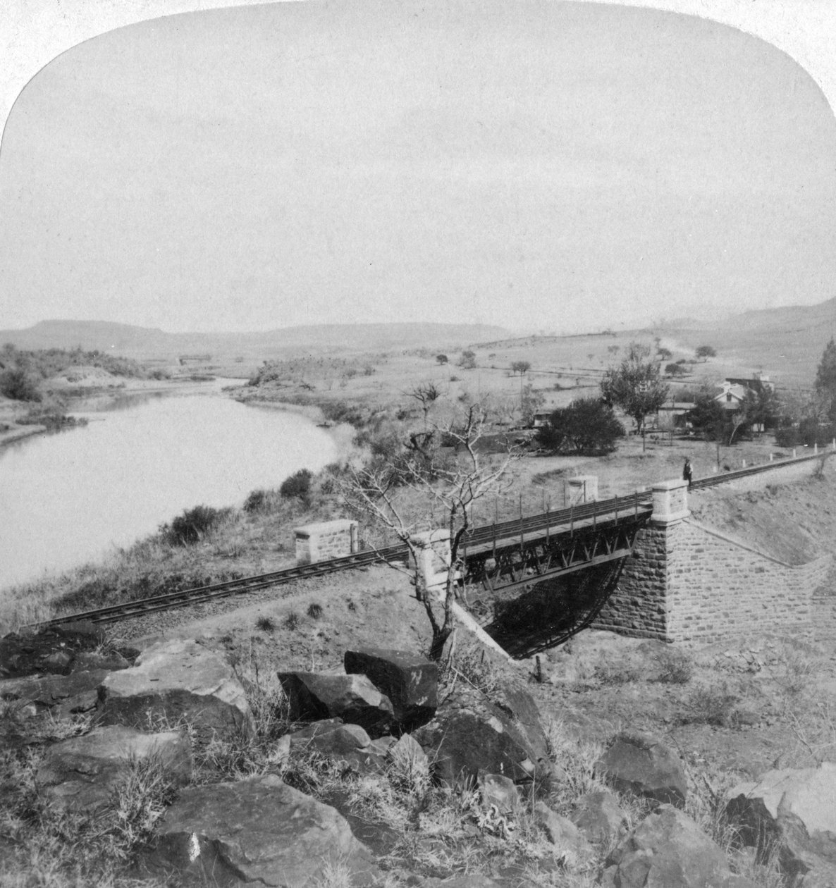 A ponte Pom-pom e a Boer sedia a estação de telégrafo, rio Tugela, Natal, África do Sul, 1901. de Underwood and Underwood