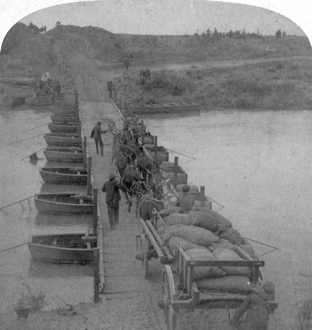 Ponte de pontão através do rio Modder, guerra dos Boer, África do Sul, 1900. de Underwood and Underwood