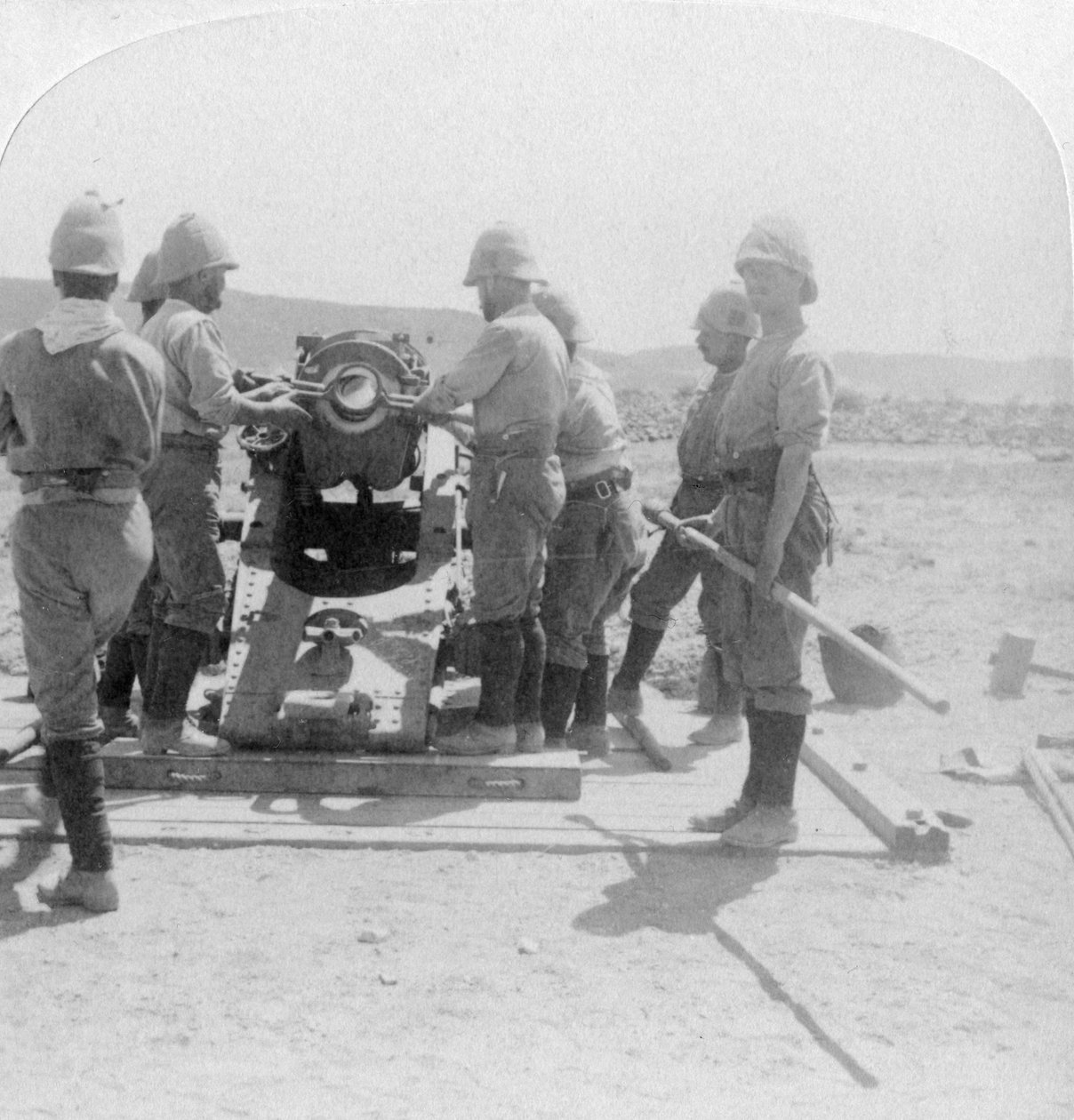 Colocar um projétil em uma arma de trem de cerco no rio Modder, África do Sul, Guerra dos Bôeres, 1900 de Underwood and Underwood
