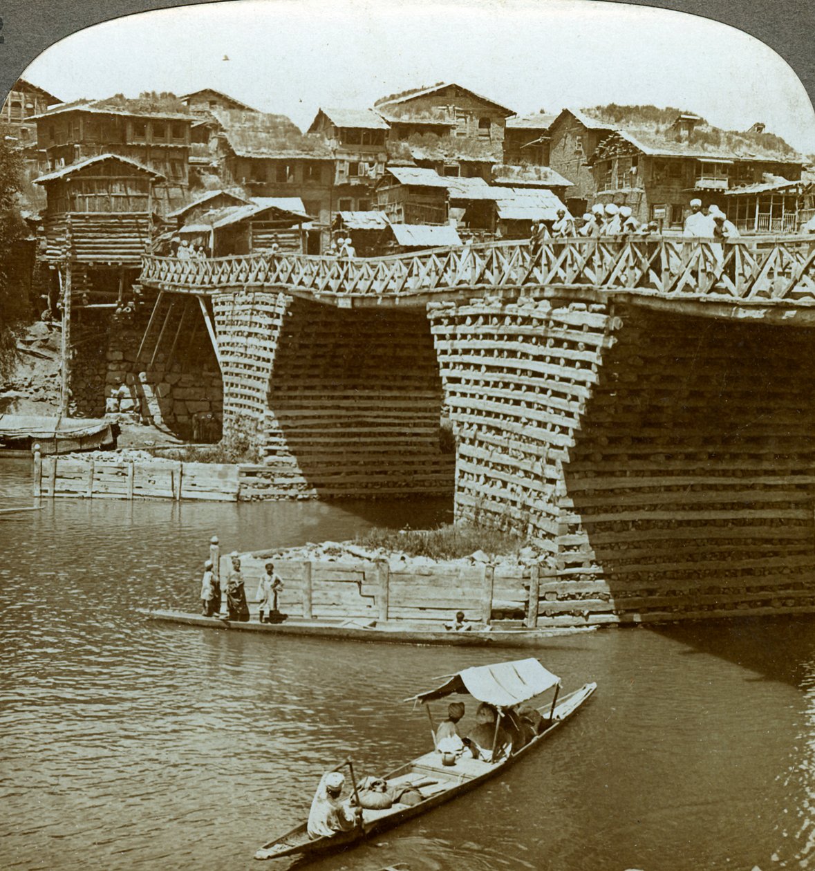 Ponte catita e casas, cidade do sol, Caxemira, Índia, c1900s. de Underwood and Underwood