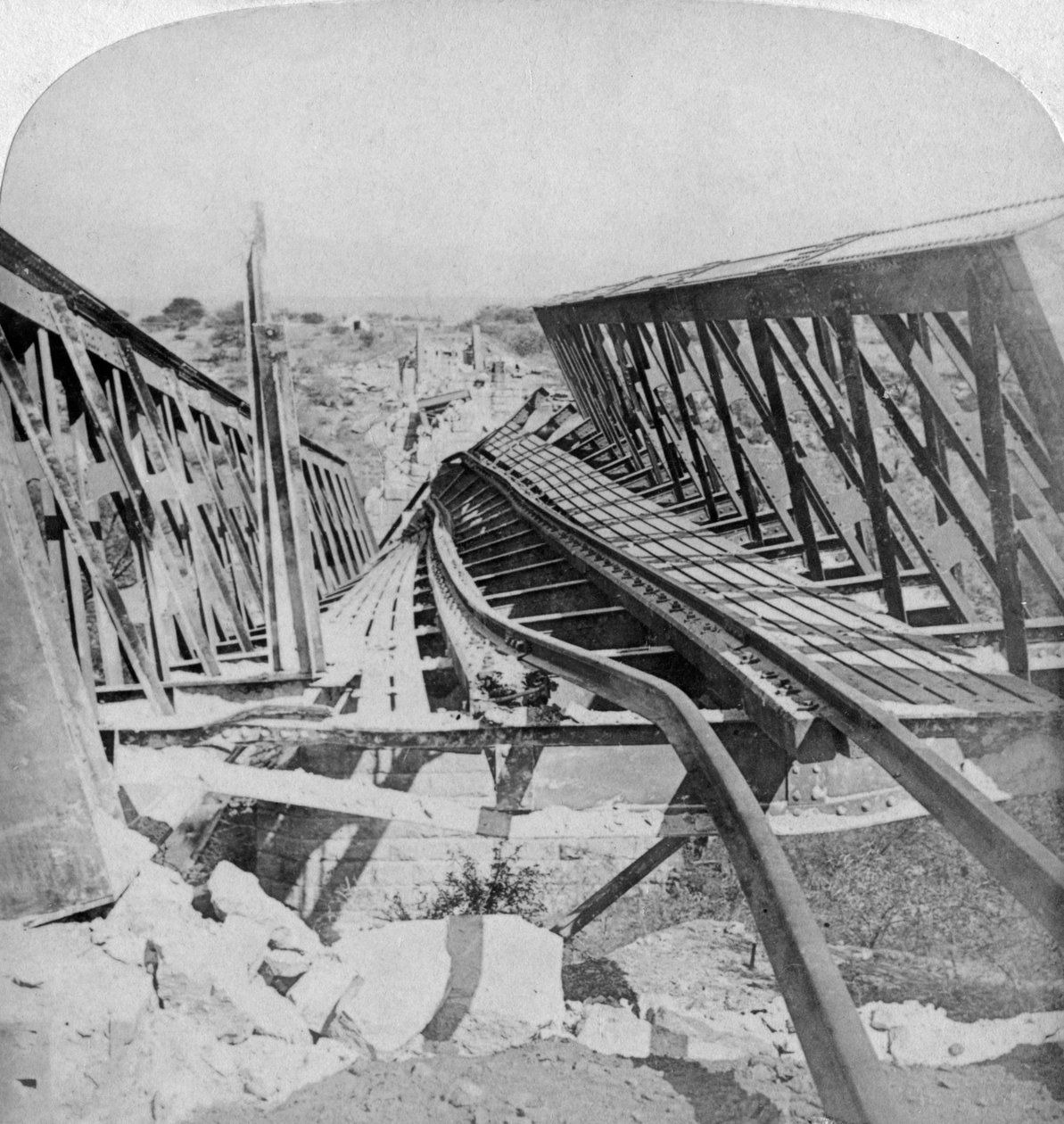 Ponte ferroviária sobre o rio Vals em Kroonstad, explodida pelos Boers, África do Sul, 1901 de Underwood and Underwood