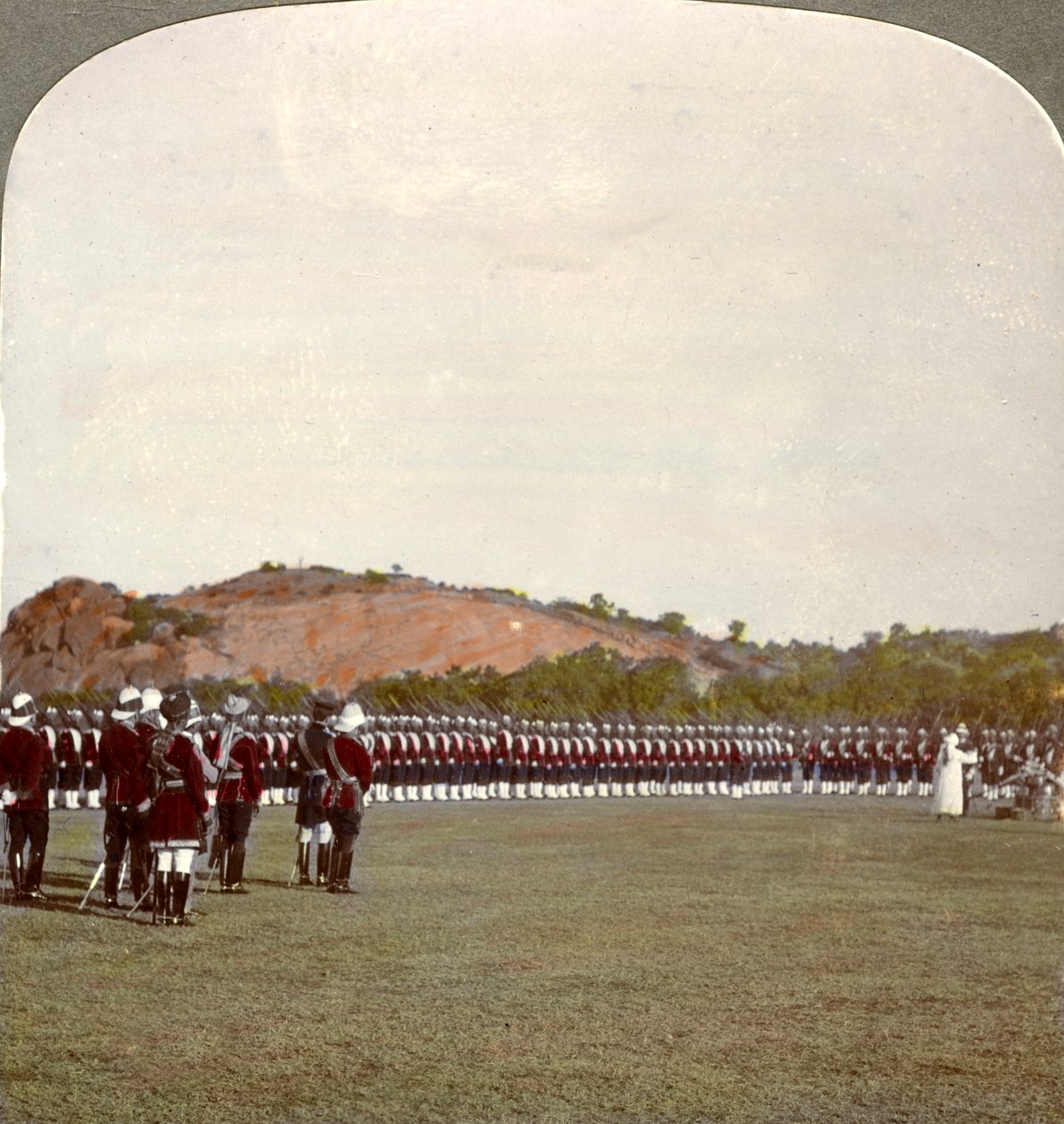 Recebendo as cores dentro da praça, Índia, anos 1900. de Underwood and Underwood