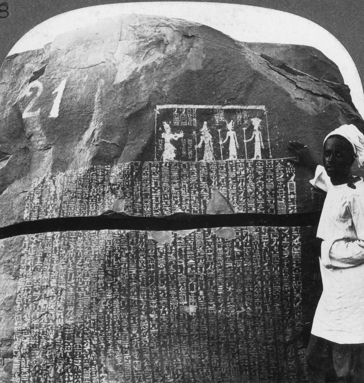 Notável inscrição de uma fome de sete anos em uma ilha no Nilo, Egito, 1905. de Underwood and Underwood
