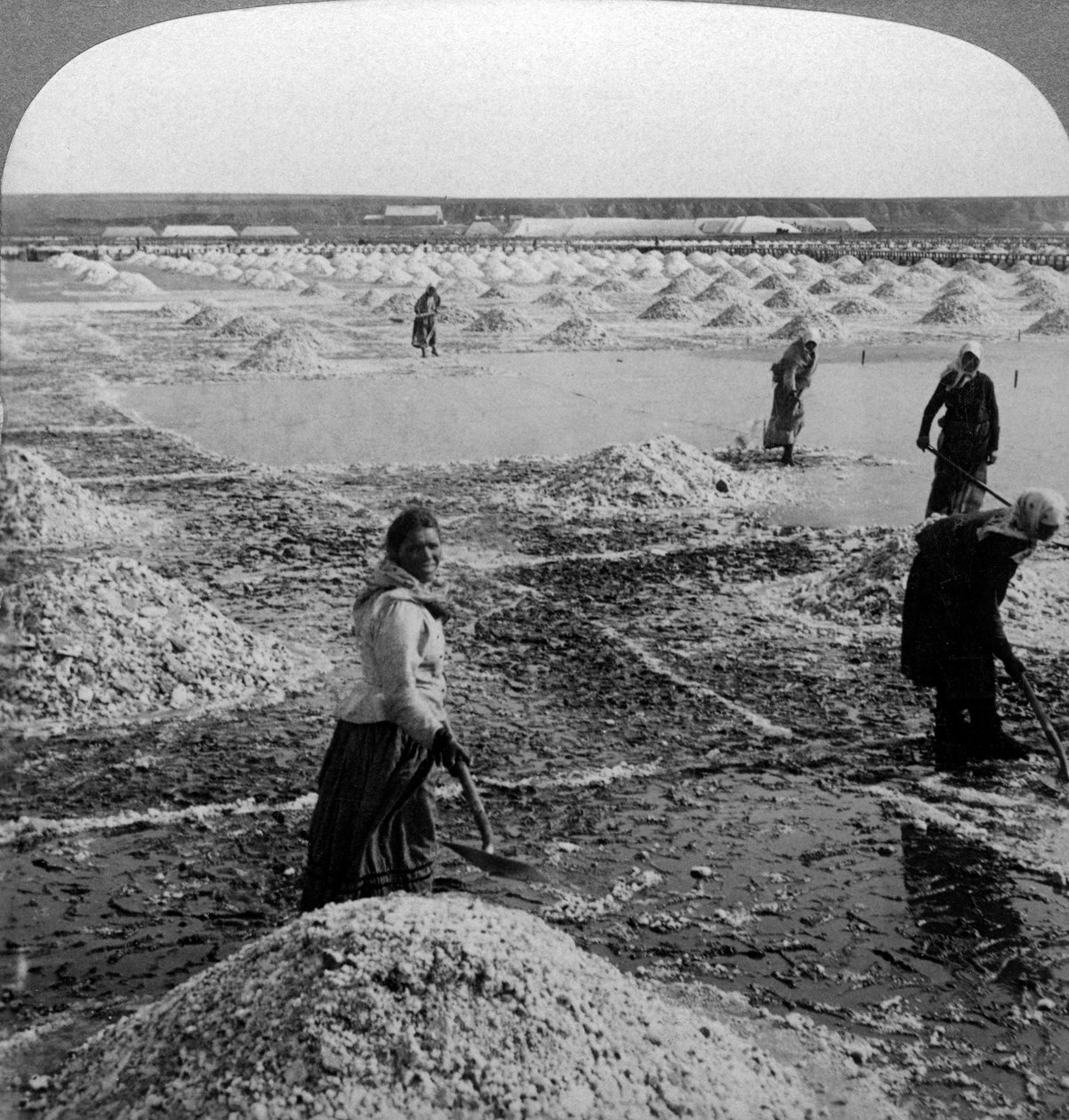Reservatório após a evaporação, aumentando os campos de sal, Solinen, Rússia. de Underwood and Underwood
